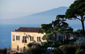 Уникальная историческая вилла с панорамными видами, бассейном и садом, Масса-Лубренсе, Италия за 11 400 € в неделю
