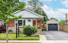 Дом в городе в Скарборо, Торонто, Онтарио,  Канада за C$1 330 000