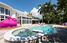 Комфортабельная вилла с задним двором, бассейном, сауной, патио, гаражом и террасой, Майами-Бич, США за 7 256 000 €