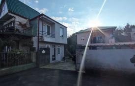 Дом и коттедж на одном участке недалеко от моря в ближайшем пригороде Батуми за $170 000