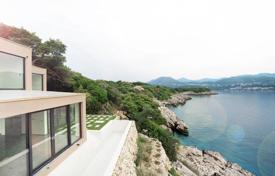 Трехэтажная вилла с бассейном и садом на первой линии у моря, Колочеп, Хорватия. Цена по запросу