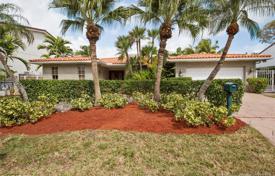 Великолепная вилла с задним двором, бассейном, гаражом и террасой, Майами-Бич, США за $1 048 000