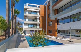 Элитные апартаменты в резиденции с бассейном и садами, в 500 метрах от пляжа, Лимассол, Кипр за От $878 000