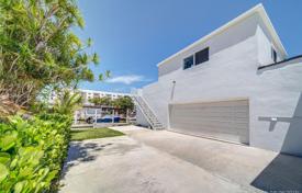 Современный коттедж с задним двором, террасой и гаражом, Майами, США за $1 149 000
