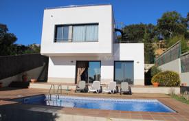 Меблированная вилла с бассейном, парковкой и живописными видами рядом с пляжем, Льорет‑де-Мар, Испания за 494 000 €