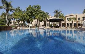Уютная вилла с террасой, бассейном, видом на море и частным пляжем, недалеко от поля для гольфа, Пальма Джумейра, Дубай, ОАЭ. Цена по запросу