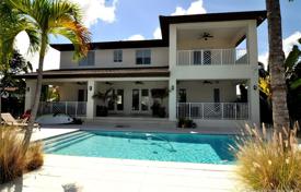 Уютная вилла с задним двором, бассейном и патио, террасой и гаражом, Майами, США за $2 480 000
