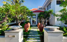 Уютные виллы с террасами, бассейнами и садами в элитном жилом комплексе, недалеко от пляжа, Дананг, Вьетнам. Цена по запросу