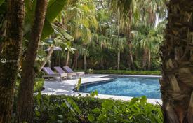 Просторная вилла с задним двором, бассейном, зоной отдыха и тремя гаражами, Майами, США за $2 495 000