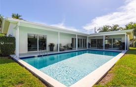 Отремонтированная вилла с бассейном, террасой и видом на залив, Майами-Бич, США за $1 990 000