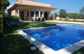 Вилла с камином, бассейном, садом и террасой с панорамным видом на море и горы, в спокойном районе Льорет‑де-Мар, Испания за 2 500 € в неделю
