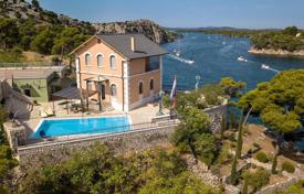 Меблированная вилла с садом, гостевым домом и панорамным видом в 20 метрах от моря, Шибеник, Хорватия за 3 800 000 €