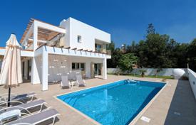 Просторная вилла с бассейном в 500 метрах от моря, Кисонерга, Кипр за $2 800 в неделю