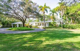 Просторная вилла с садом, задним двором, бассейном, зоной отдыха и парковкой, Майами, США за $1 998 000