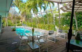 Комфортабельная вилла с садом, задним двором, бассейном, зоной отдыха и гаражом, Ки-Бискейн, США за $2 297 000