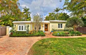 Классическая вилла с частным садом, бассейном и террасой, Майами, США за $1 249 000