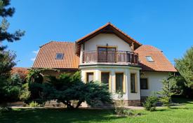 Двухэтажный загородный дом на большом изолированном участке земли, расположенный в заповедном районе Чешский Карст, 11 км к югу от Бероуна за 1 250 000 €