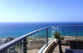Современные апартаменты с террасой и видом на море в светлой резиденции, на первой линии от пляжа, Нетания, Израиль за $945 000