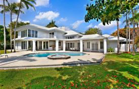 Современная вилла с задним двором, бассейном, летней кухней, террасой и гаражом, Майами, США за $2 299 000