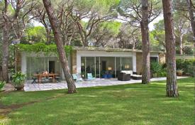 Просторная одноэтажная вилла с большим сосновым парком в закрытой резиденции, в 300 метрах от песчаного пляжа, Роккамаре, Италия. Цена по запросу
