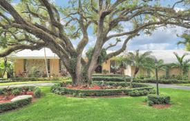 Уютная вилла с задним двором, садом, бассейном, террасой и гаражом, Майами, США за $1 250 000