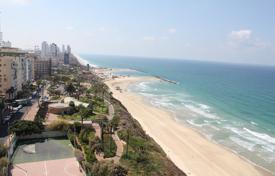 Квартира с двумя террасами и панорамным видом на море в резиденции с бассейном, на первой линии от пляжа, Нетания, Израиль за $790 000