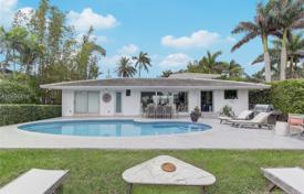 Двухэтажная вилла с бассейном, доком, террасой и видом на залив, Майами, США за $2 177 000
