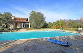 Вилла с бассейном, садом и террасой в престижном районе, Форте-дей-Марми, Италия за 3 600 € в неделю