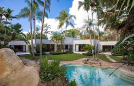 Уютная одноэтажная вилла с бассейном, гаражом и спа-салоном, Майами, США за $2 295 000