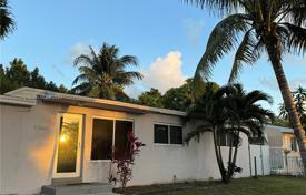 Дом в городе в Севере Майами Бич, США за $710 000