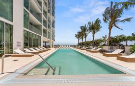 Комфортабельные апартаменты с парковкой, террасой и видом на залив в жилом комплексе с бассейном и спа-центром, Майами, США за 785 000 €