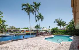 Просторная вилла с задним двором, бассейном, зоной отдыха и парковкой, Майами, США за $1 324 000