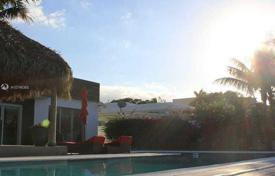 Комфортабельная вилла с задним двором, бассейном, зоной отдыха, террасой и гаражом, Майами-Бич, США за 2 571 000 €