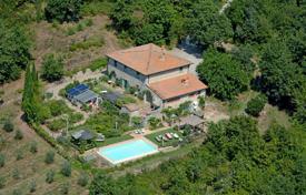 Старинное поместье с бассейном и оливковой рощей в Гайоле-ин-Кьянти, Тоскана, Италия за 1 100 000 €
