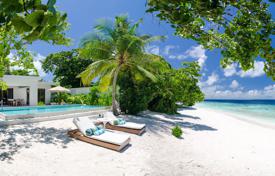 Вилла с бассейном в резиденции с теннисным кортом и центром водных видов спорта, на первой линии у моря, Атолл Баа, Мальдивы за 11 500 € в неделю