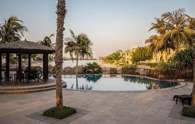 Стильная вилла с большим бассейном и собственным пляжем в престижном районе Пальма Джумейра, Дубай, ОАЭ за $9 100 в неделю