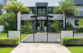 Просторная вилла с задним двором, бассейном, зоной барбекю, патио, террасой и гаражом, Майами, США за $2 249 000