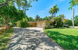 Уютный коттедж с большим участком, гаражом и террасой, Майами, США за $1 749 000