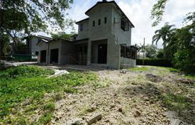 Двухэтажная вилла с патио, бассейном, гаражом и террасой, Майами, США за $1 090 000