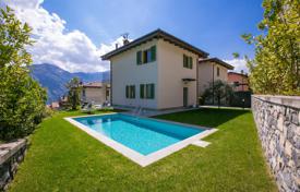 Современная двухэтажная вилла с бассейном и красивым садом на солнечном склоне Тремеццо, Италия за 2 900 € в неделю