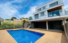 Трёхэтажная вилла с бассейном в 700 м от моря, Льорет‑де-Мар, Тенерифе, Испания за 1 090 000 €