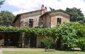 Двухэтажная традиционная вилла с большим участком в Трекуанде, Тоскана, Италия за 750 000 €