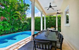 Уютная вилла с задним двором, садом, бассейном, зоной отдыха, террасой и гаражом, Майами, США за $1 895 000