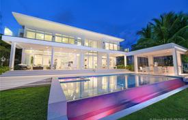 Современная вилла с задним двором, бассейном, летней кухней, зоной отдыха, террасой и двумя гаражами, Майами-Бич, США за 7 007 000 €