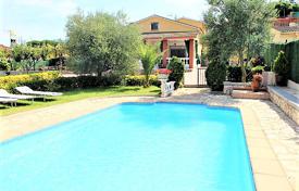 Меблированная вилла с большим бассейном и красивым садом в резиденции со спортивными площадками и рестораном, Льорет‑де-Мар, Испания за 246 000 €