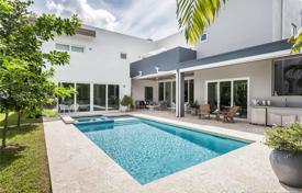 Уютная вилла с садом, задним двором, бассейном, летней кухней, зоной отдыха, террасой и гаражом, Майами, США за 2 573 000 €