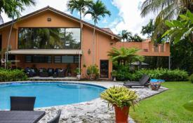 Комфортабельная вилла с бассейном, гаражами, террасой и видом на озеро, Майами, США за $1 548 000