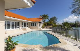 Просторная вилла с задним двором, бассейном, летней кухней, зоной отдыха и гаражом, Майами, США за 1 548 000 €