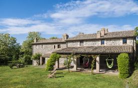 Двухэтажный меблированный дом с садом, бассейном и живописным видом на местность, Умбрия, Италия за 1 780 000 €