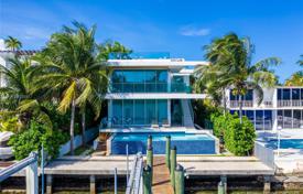Современная вилла с задним двором, бассейном, зоной отдыха, террасой и гаражом, Маайми-Бич, США за $7 900 000